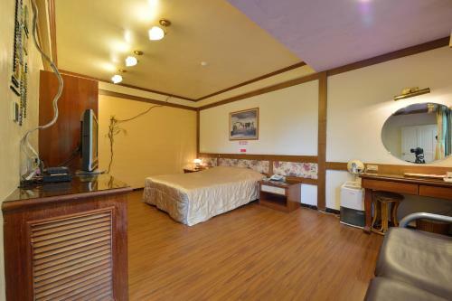 Shinmingshan Holiday Inn