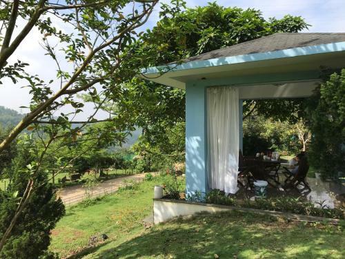 Villa Bi?t Th? 2 T?ng Hoa Trau