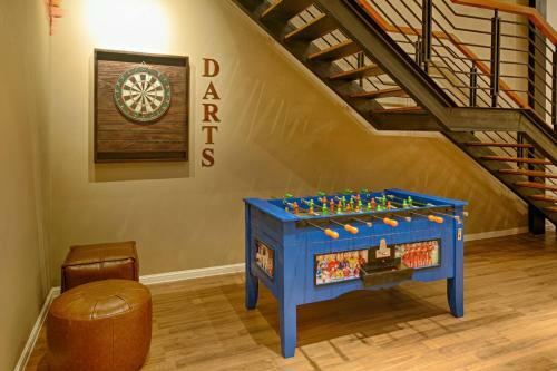 Modern 4-bdr Villa Foosball Downstairs Cafe