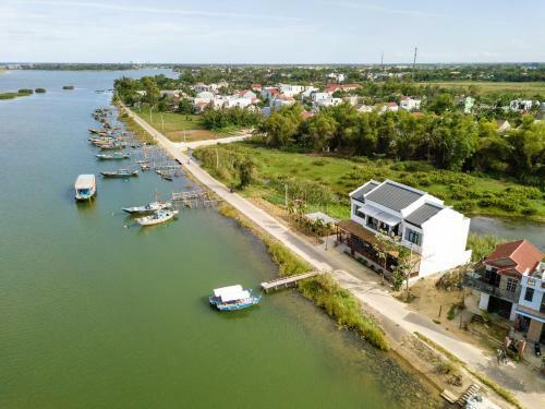The Boathouse Riverside Homestay