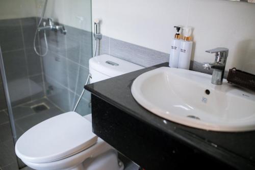 Hotel Kh�ch S?n Quang Minh ?� L?t