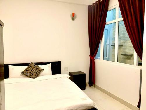 The Ritz Hotel - L� 29, Tr?n L�