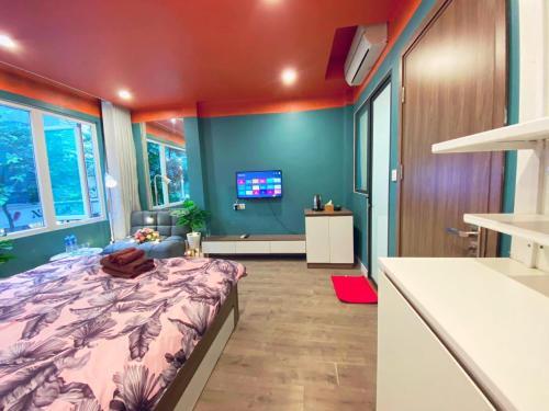 Mayhouse - Street View 02