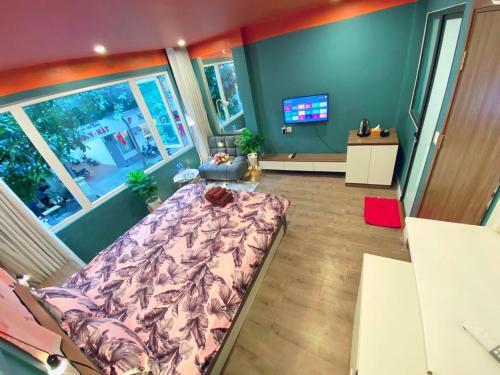 Mayhouse - Street View 02