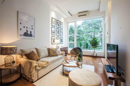 Luxury 2brs Apartment?lakeside?bigbalcony?fullfacilities?hottub