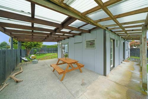Coastal Treasure - Waikanae Beach Holiday Home
