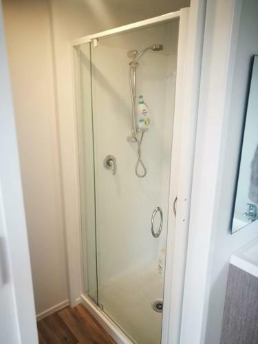 Apartamento Budget Cabin Accommodation - Bed Shower Toilet