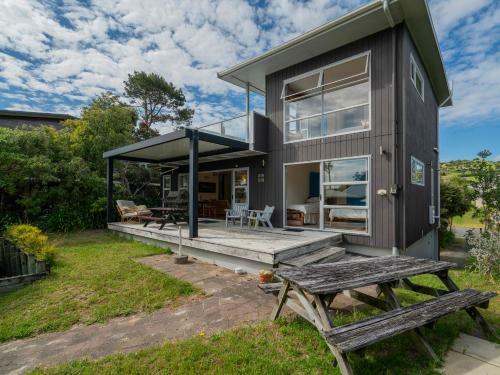 Perfect Beach Lover Holiday - Whangapoua Holiday Home