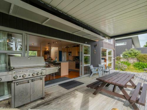 Perfect Beach Lover Holiday - Whangapoua Holiday Home
