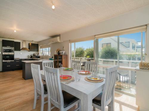 Bach On Pipi - Whangamata Holiday Home