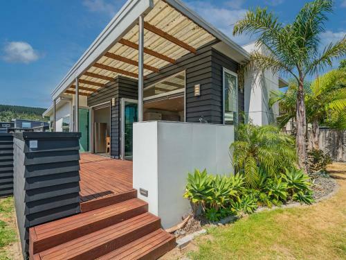 Castaway Bach - Whangamata Holiday Home