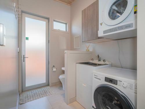 Castaway Bach - Whangamata Holiday Home