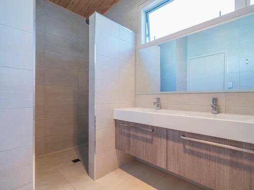 Castaway Bach - Whangamata Holiday Home