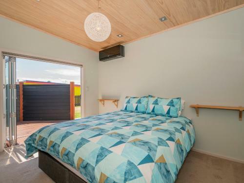Castaway Bach - Whangamata Holiday Home