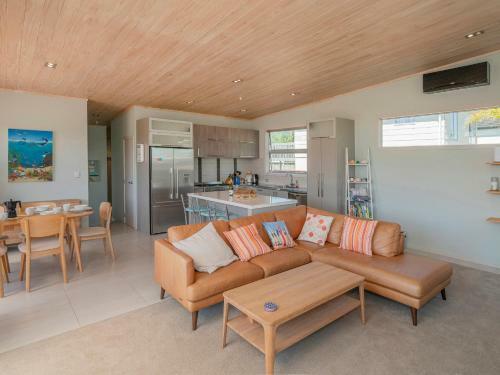 Castaway Bach - Whangamata Holiday Home