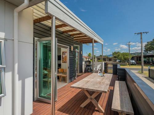 Castaway Bach - Whangamata Holiday Home
