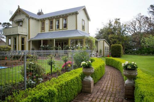Hostal Tairoa Lodge
