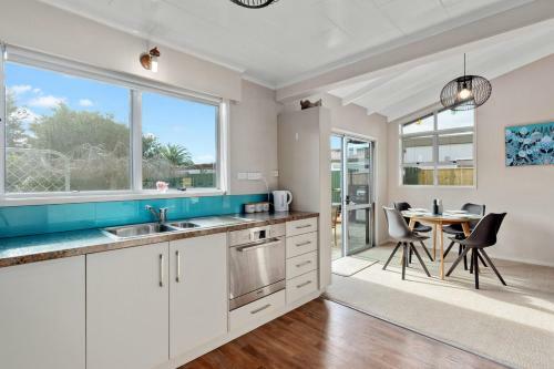 Moreton View - Gisborne Holiday Home