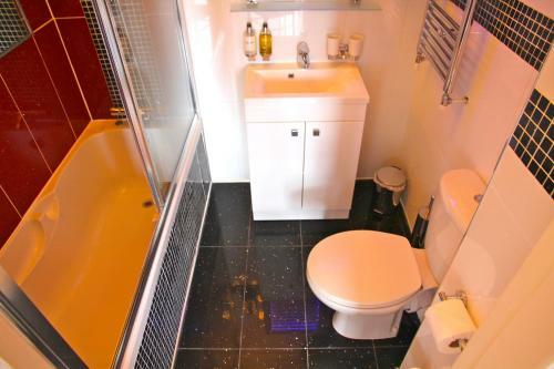 Hostal Crompton Guest House