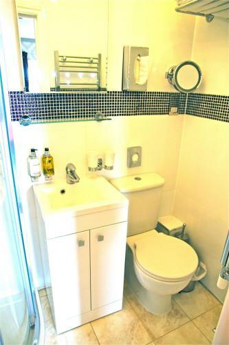 Hostal Crompton Guest House