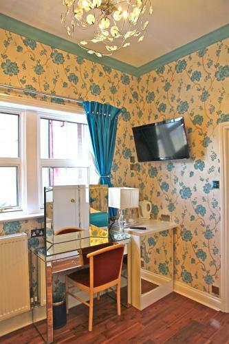 Hostal Crompton Guest House