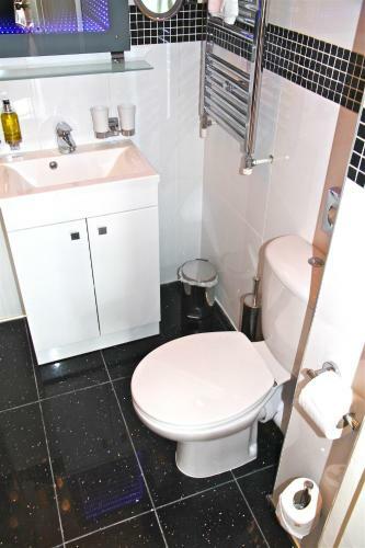 Hostal Crompton Guest House
