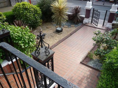 Hostal Crompton Guest House