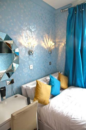 Hostal Crompton Guest House
