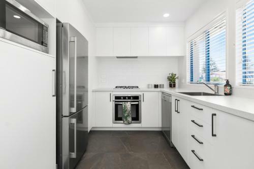 Riviera Retreat - Mount Maunganui Holiday Home
