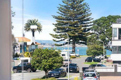 Riviera Retreat - Mount Maunganui Holiday Home