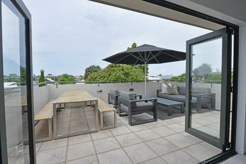 Escape To High End Comforts On Riverton