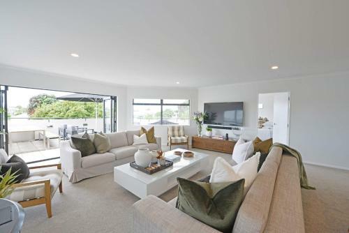 Escape To High End Comforts On Riverton