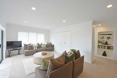 Escape To High End Comforts On Riverton