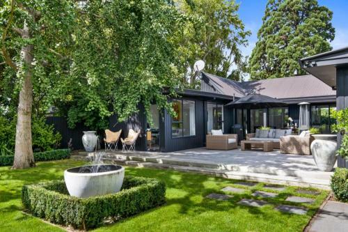 Black Luxury Lodge