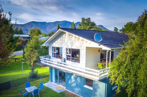 Relaxed Arrowtown Stay Minutes From Town Center