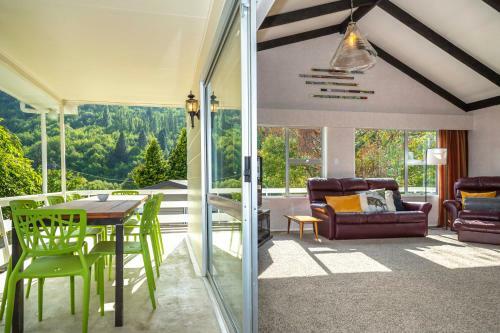 Relaxed Arrowtown Stay Minutes From Town Center