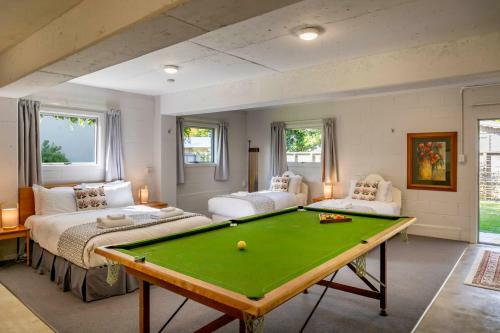 Relaxed Arrowtown Stay Minutes From Town Center