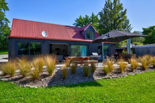 The Red Cottage With Spa