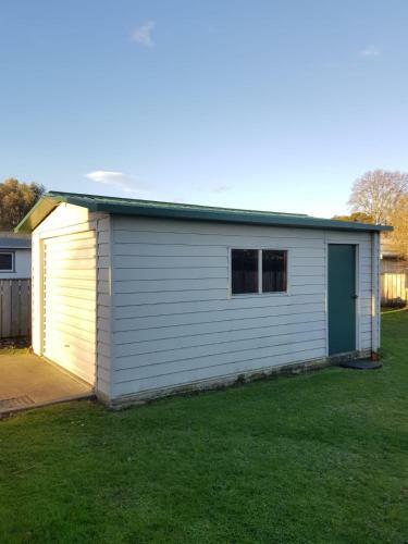 Super Central Cosy Greytown House With Garage