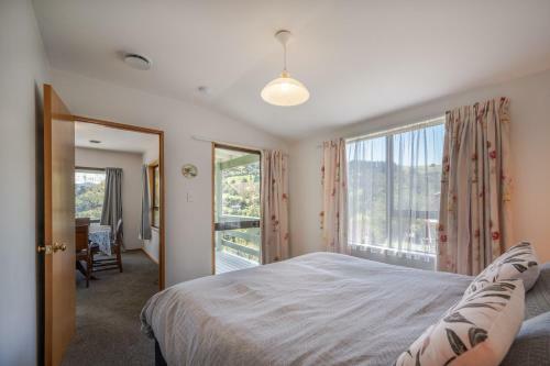 Libeau Lane Views - Akaroa Holiday Home