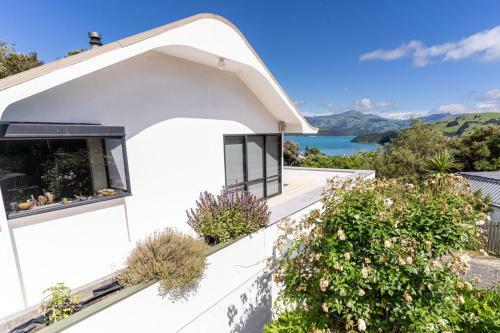 Sun Baked Akaroa Views - Akaroa Holiday Home