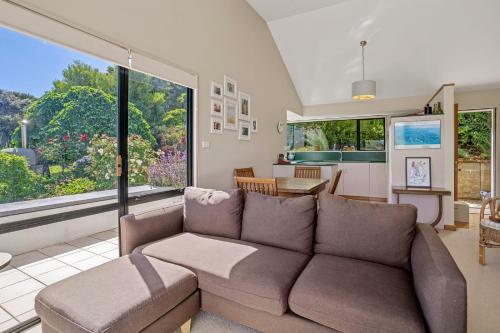 Sun Baked Akaroa Views - Akaroa Holiday Home