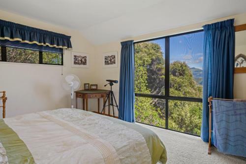 Sun Baked Akaroa Views - Akaroa Holiday Home