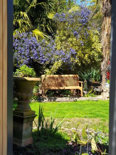 Hostal Cabins On Tudor Bed & Breakfast
