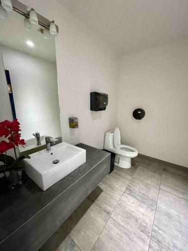 Hermosa Villa Llena De Vida Con Alberca Gym?