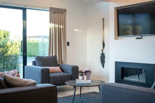 Black Barn Modern: Luxe Martinborough Escape