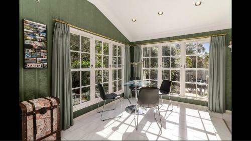 Amy's Forest City Villa