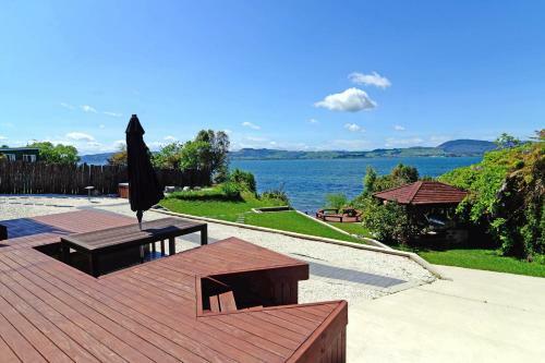 Villa Luxury Lakeside Retreat