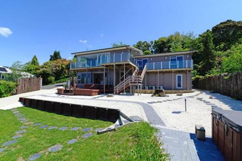 Villa Luxury Lakeside Retreat