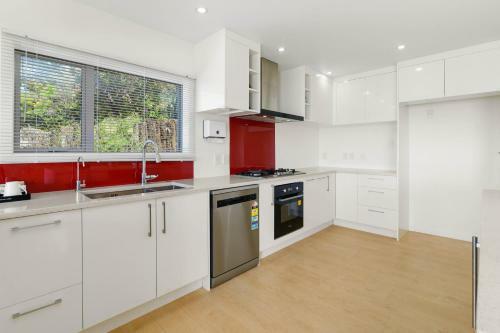 Villa Luxury Lakeside Retreat